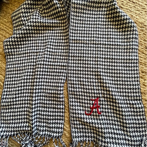 ALABAMA CRIMSON TIDE HOUNDSTOOTH DESIGN Scarf - one size fits all. - Picture 2 of 2